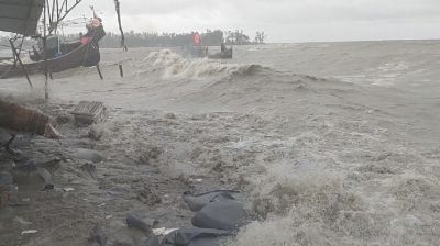 ৮ অঞ্চলে তীব্র ঝড়ের পূর্বাভাস, নদীবন্দরগুলোতে সতর্কসংকেত
