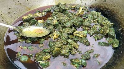 রান্না করতেই মাংসের রং সবুজ, এলাকায় তুমুল চাঞ্চল্য