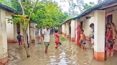 মান্দায় বর্ষণে পানিবন্দি আশ্রয়ণের ২শ পরিবার