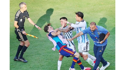 পারেদেসের লাল কার্ড বাতিল করল ফিফা