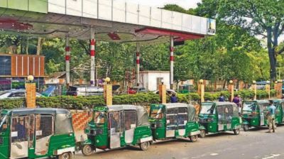 গ্যাসের অভাবে থমকেছে গাড়ি, নিভেছে গৃহস্থালির চুলা
