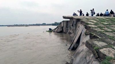 ভারী বৃষ্টিতে তিস্তায় উপচে পড়ছে পানি