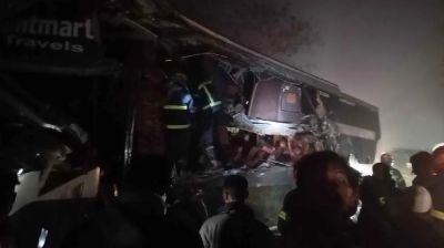 দাঁড়িয়ে থাকা ট্রাকে বাসের ধাক্কা, আহত ১০