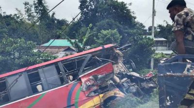 দুই যাত্রীবাহী বাসের মুখোমুখি সংঘর্ষ, হতাহত ২১