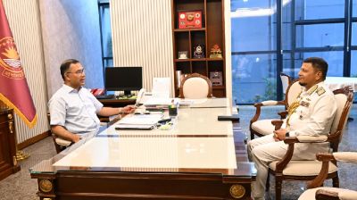 প্রধানমন্ত্রী-বিদায়ী নৌবাহিনী প্রধানের সাক্ষাৎ