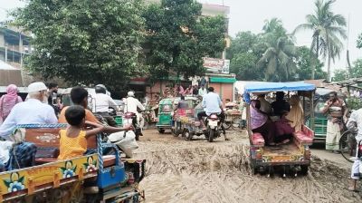 সংস্কারের নামে জনদুর্ভোগ, কাদা-পানিতে ডুবেছে ধানগড়া গোলচত্বর