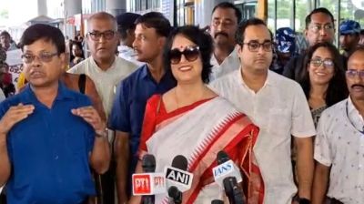 পরনে লাল-সাদা শাড়ি, ১৯ বছর পর কলকাতায় তসলিমা নাসরিন  