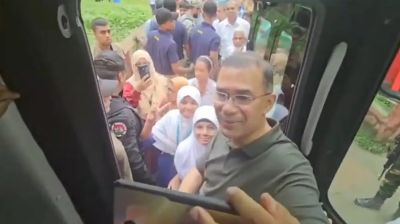 শিক্ষার্থীদের অনুরোধে গাড়ি থামিয়ে সেলফি তুললেন প্রধানমন্ত্রী