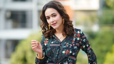 সাবেক সহকারীকে নিয়ে বিপাকে অহনা, ফেসবুকে সতর্কবার্তা