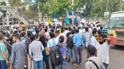 রাজধানীর বিভিন্ন স্থানে শিক্ষার্থীদের সড়ক অবরোধ