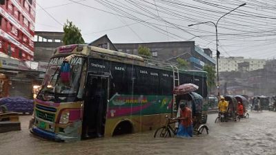 ৪২ বছরের রেকর্ড ভাঙা বৃষ্টিতে ডুবলো চট্টগ্রাম নগরী