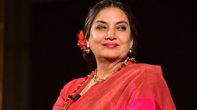 বিক্ষোভ চলাকালে হঠাৎ অসুস্থ হলেন শাবানা আজমি