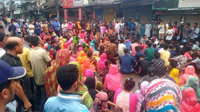 আট দফা দাবিতে উত্তাল বরিশাল বিসিক শিল্পনগরী, সড়ক অবরোধ করে বিক্ষোভ
