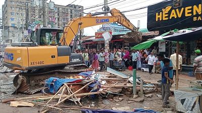 প্রশাসনের অভিযান, দুই শতাধিক অবৈধ স্থাপনা উচ্ছেদ
