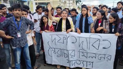 খুলনায় এইচএসসি পরীক্ষার্থীদের সড়ক অবরোধ