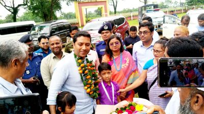 পান-সুপারির মালা দিয়ে প্রতিমন্ত্রীকে বরণ করলো ক্ষুদে শিক্ষার্থীরা