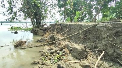 ‘কবর দেওয়ার জায়গা নেই, আমার স্বামীর কবরটাও নদীতে চলে গেছে’