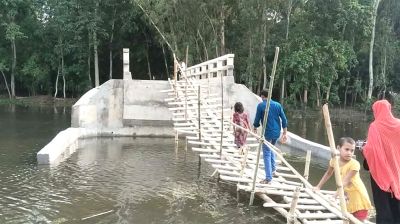 কোটি টাকার সেতুতে উঠতে লাগে 'কাঠের সাঁকো'