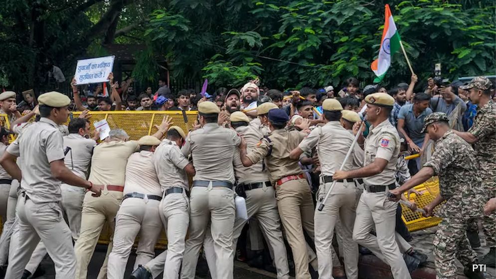 ভারতে সংসদ অভিমুখে লং মার্চে লাঠিচার্জ