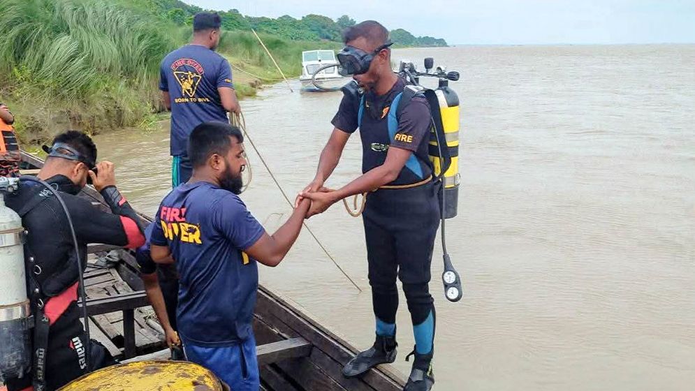 রাজশাহীতে পদ্মায় নৌকাডুবি, নিখোঁজ বাবা ও ছেলে