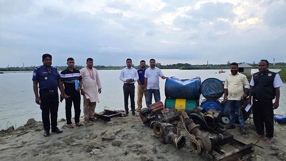 সিংগাইরে অবৈধভাবে মাটি কাটায় এক লাখ টাকা জরিমানা, যন্ত্রপাতি জব্দ