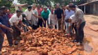 দুর্ভোগ লাঘবে স্বেচ্ছায় সড়ক সংস্কার