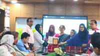 নাচোলে স্বাস্থ্যকেন্দ্রের ছয়জন সেবাদানকারী পেলেন সম্মাননা