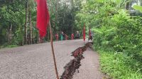 টানা বর্ষণে বাবুগঞ্জে আঞ্চলিক সড়ক ধস, ব্যাহত যানবাহন চলাচল