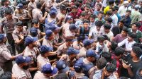 শিক্ষা বোর্ড অভিমুখে শিক্ষার্থীদের মিছিলে পুলিশের বাধা