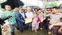 ভারী বর্ষণে ফের ডুবল নগরী,  ত্রাণ বিতরণে প্রতিমন্ত্রী-মেয়র