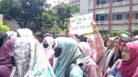 বদলি নয়, জলাবদ্ধতার স্থায়ী সমাধান চায় শিক্ষার্থীরা