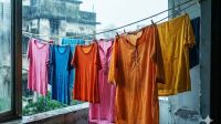 বর্ষায় কাপড়ের ভ্যাপসা গন্ধ দূর করতে কাজে লাগান এই ৫ কৌশল
