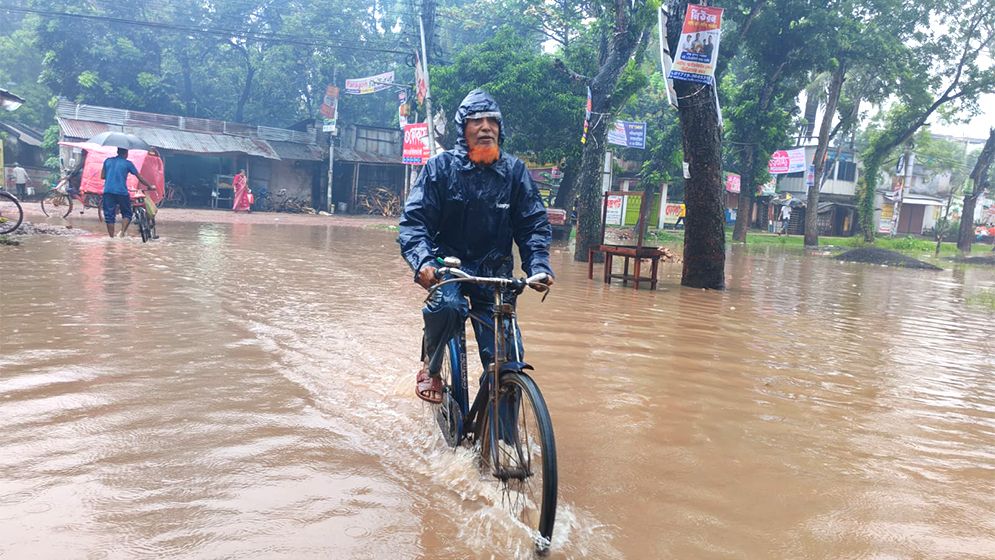 দু’সপ্তাহের টানা বৃষ্টি, ভয়াবহ জলাবদ্ধতার কবলে সাতক্ষীরা