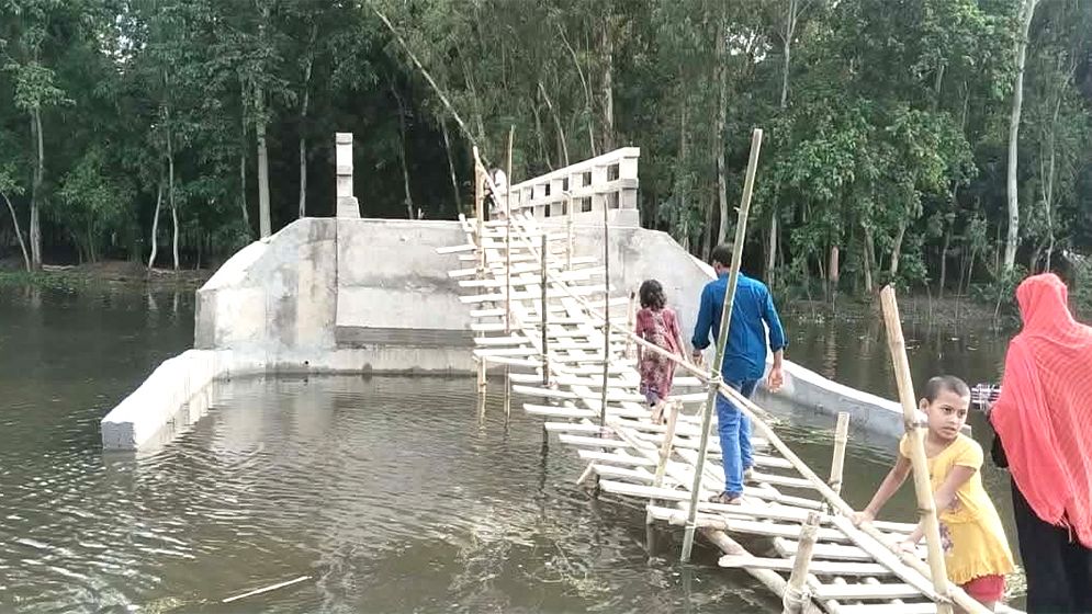 কোটি টাকার সেতুতে উঠতে লাগে 'কাঠের সাঁকো'