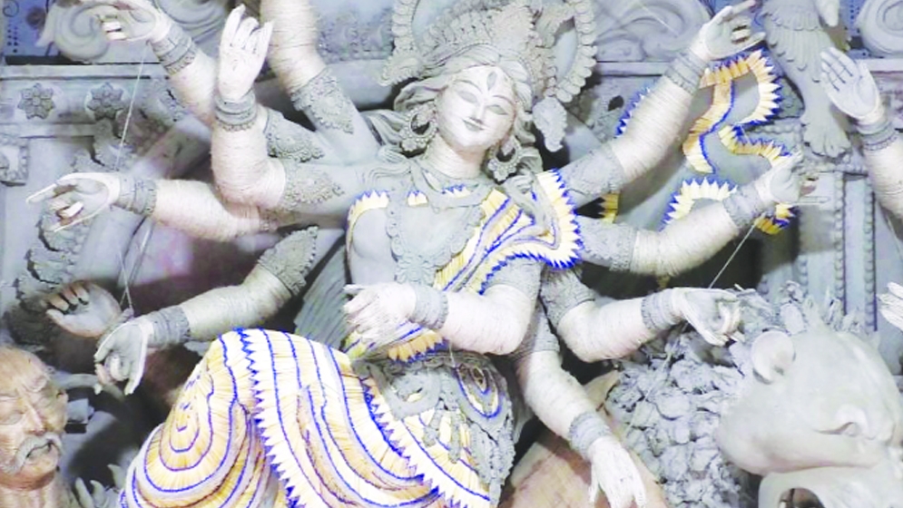 সাতক্ষীরায় দুর্গা প্রতিমা হচ্ছে ম্যাচের কাঠি ও রেশমি সুতায়