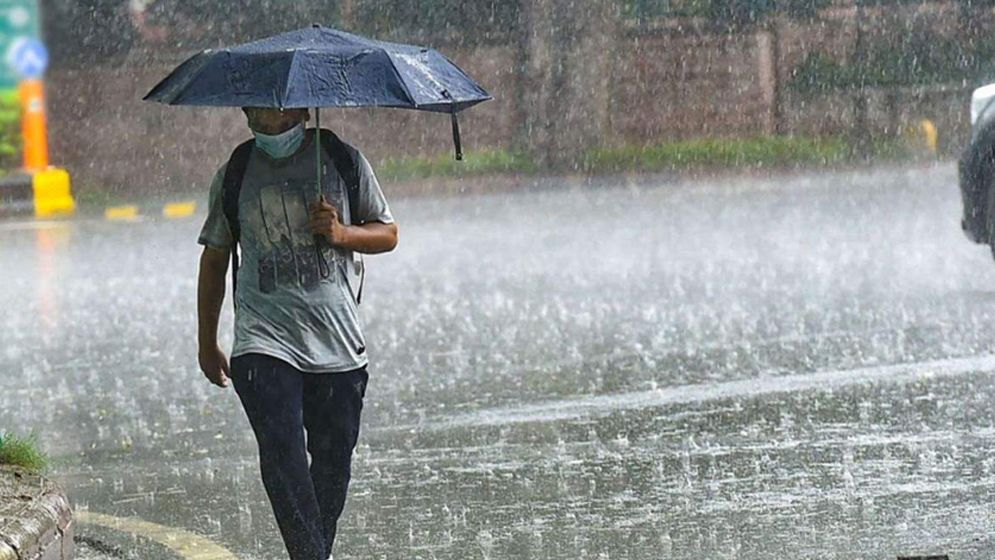 বিভিন্ন অঞ্চলে বজ্রসহ ভারী বৃষ্টির আভাস