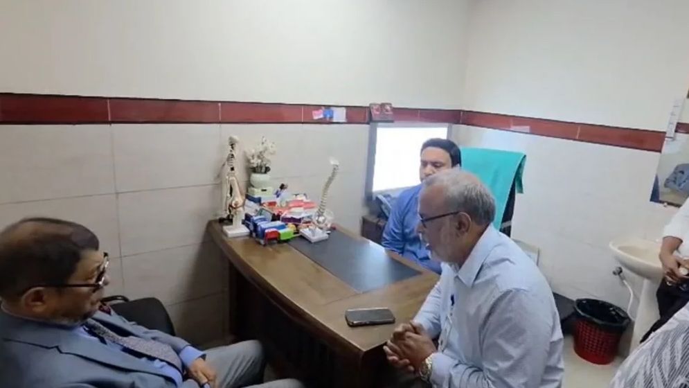 ঢাকায় প্রাইভেট প্র্যাকটিস করার সময় চিকিৎসককে হাতেনাতে ধরলেন স্বাস্থ্যমন্ত্রী