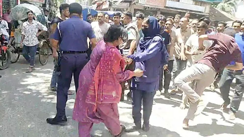 পুলিশের সামনেই নারীকে লাথি, ভাইরাল ভিডিওতে তোলপাড়