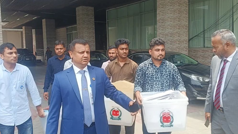 ব্যালটসহ ভোটের সরঞ্জাম নিয়ে সংসদ ভবনের পথে ইসি
