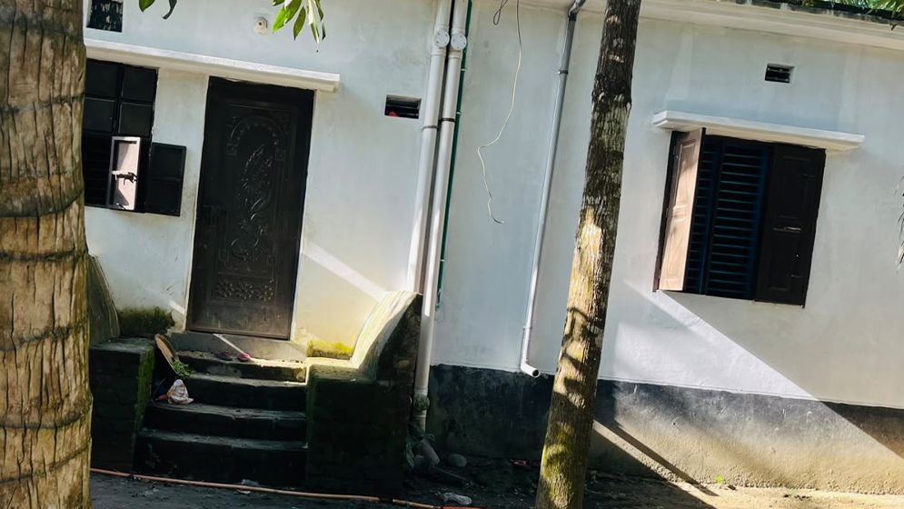 জমি নিয়ে বিরোধে পরিবারকে একঘরে করার অভিযোগ