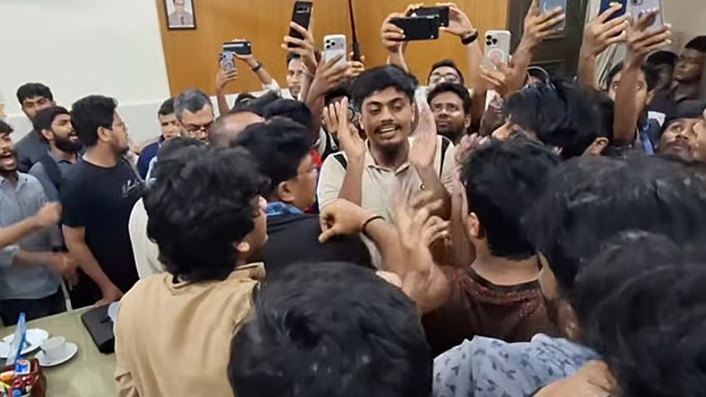 শহীদুল্লাহ হলে তদন্তকে ঘিরে ছাত্রশিবির-ছাত্রদল সংঘর্ষ