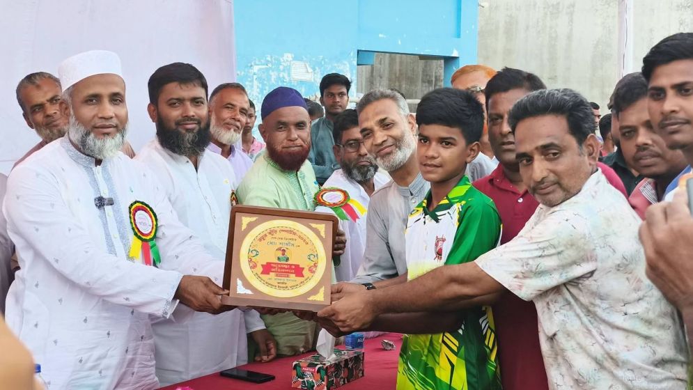 তিন ম্যাচে ৮ উইকেট, নতুন কুঁড়ির সেরা শামীমকে সংবর্ধনা