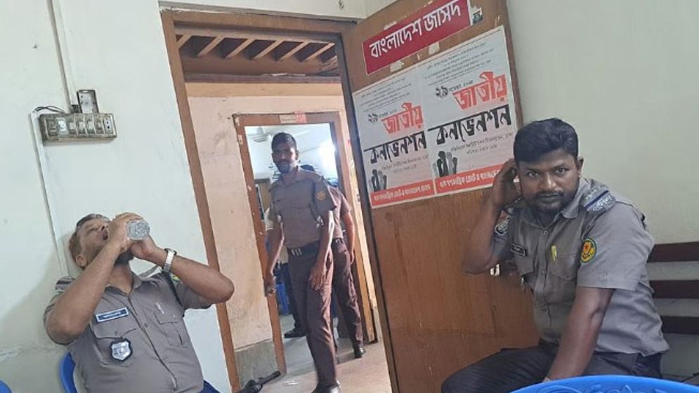 জাসদ কার্যালয়ে পুলিশের অবস্থান