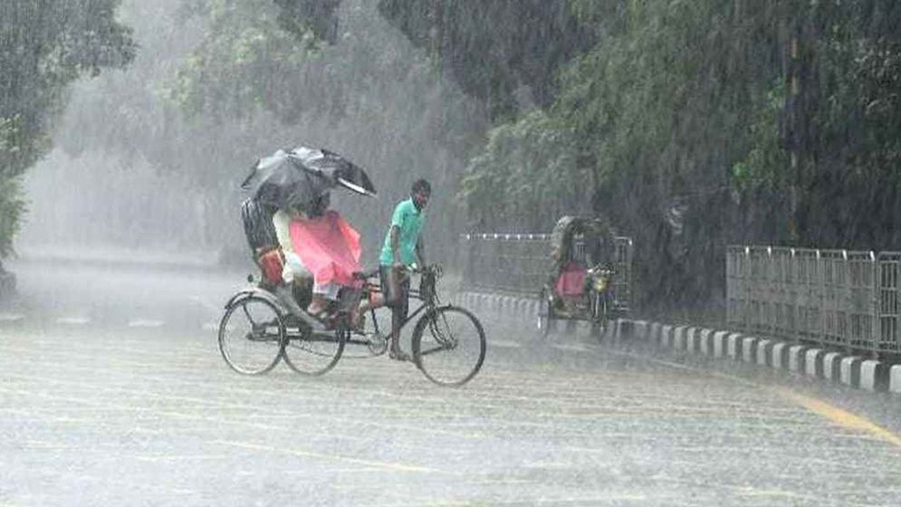 দুপুরের মধ্যে বজ্রবৃষ্টির আভাস