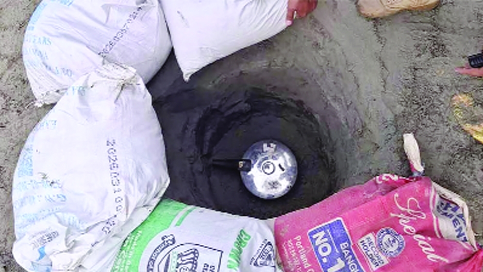 শক্তিশালী বোমা নিষ্ক্রিয় করার সময় দেয়াল ধস 