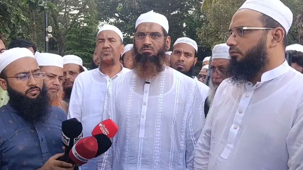 জুলাই জাদুঘর থেকে ভাস্কর্যের মুখাবয়ব মুছে ফেলার আহ্বান মামুনুল হকের  