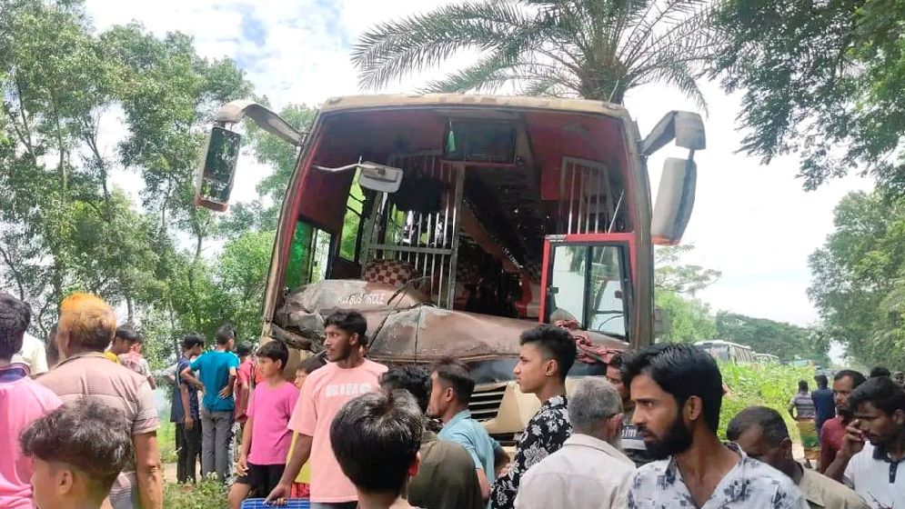 বাস-ভুটভুটির সংঘর্ষে নিহত ৩
