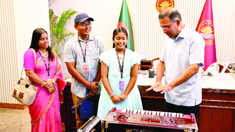 হারমোনিয়াম উপহার প্রধানমন্ত্রীর সঙ্গে  দেখা করে  স্বপ্নপূরণ অনুশ্রীর