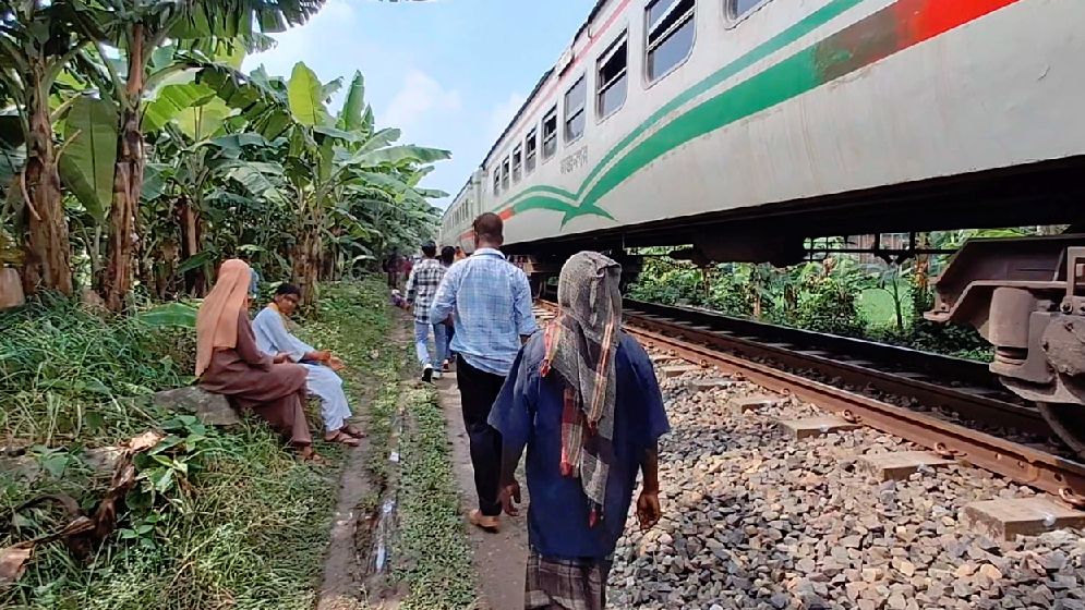 তিন ঘণ্টা পর স্বাভাবিক পার্বতীপুর-সান্তাহার রুটে ট্রেন চলাচল