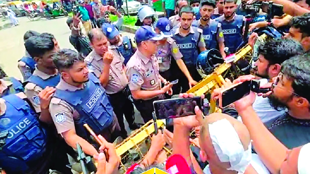 আলিয়া মাদ্রাসায় উত্তেজনা সংঘর্ষের শঙ্কায় ব্যারিকেড